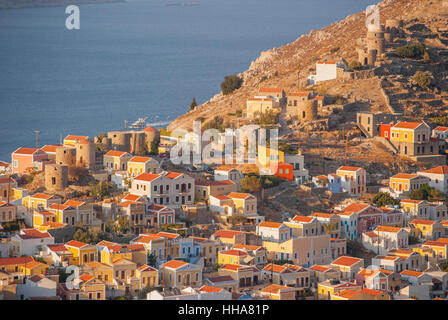 Die alten Windmühlen auf dem Bergrücken oberhalb Chorio auf der Insel Symi Griechenland. Stockfoto