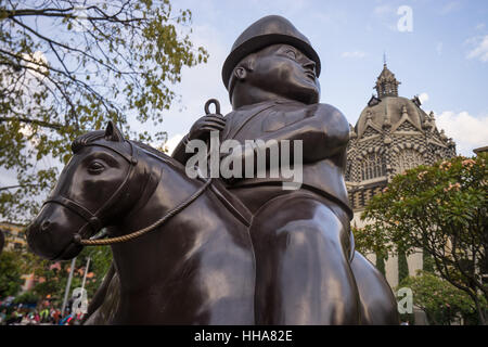 Okt 19,2016 Medellin, Kolumbien: surrealistische Statue eines Mannes auf dem Pferderücken gestiftet von Botero in seiner Geburtsstadt öffentlich angezeigt Stockfoto