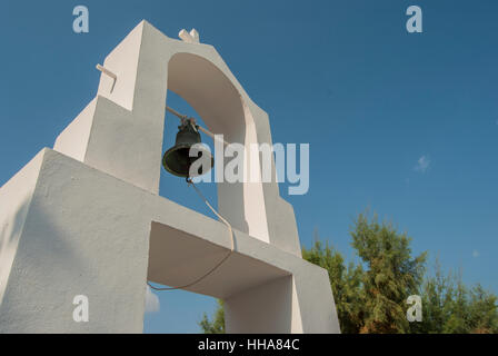 Kirchturm und Glocke der griechisch orthodoxen Kirche in Pedi auf der Insel symi griechenland. Stockfoto