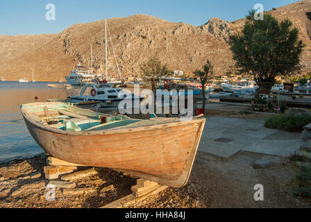 Boot hochgezogen am Strand zur Reparatur in Pedi Bay auf der Insel Ofsymi, Griechenland Stockfoto
