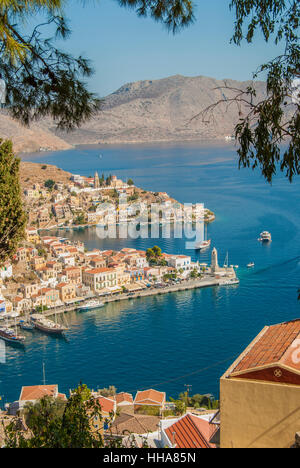 Blick hinunter auf den Hafen von Yialos auf der Insel Symi Griechenland Stockfoto