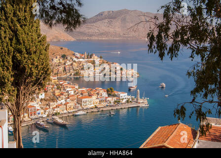 Blick hinunter auf den Hafen von Yialos auf der Insel Symi Griechenland Stockfoto