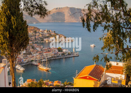 Blick hinunter auf den Hafen von Yialos auf der Insel Symi Griechenland Stockfoto