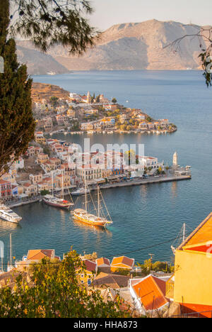 Blick hinunter auf den Hafen von Yialos auf der Insel Symi Griechenland Stockfoto