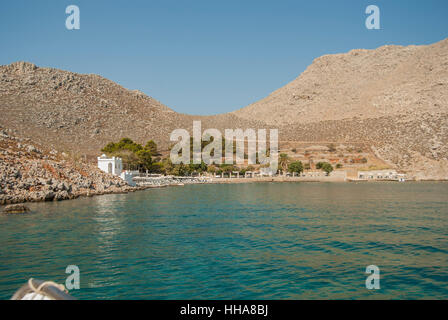 Der Strand und Taverne in Agia Marina auf der Insel Symi Griechenland. Stockfoto