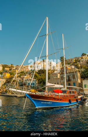 Yacht vor Anker am Dock in Yialso auf der griechischen Insel Symi Stockfoto