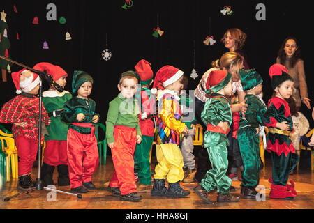 Kindergartenkinder gekleidet als Elfen für Weihnachtsfeier Stockfoto