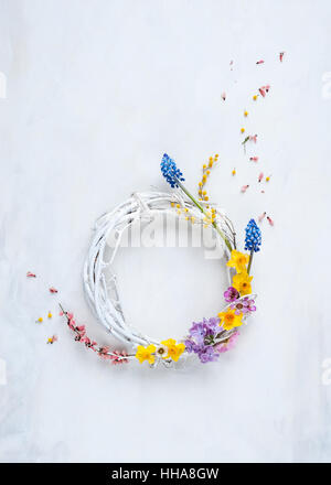 White Willow wr Tod mit Frühling Blumen Stockfoto