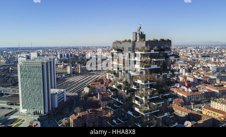 Vertikale Wald und Garibaldi Station in Mailand, Porta Nuova Wolkenkratzer Residenzen, Italien, 6. Januar 2017. Luftbild Stockfoto