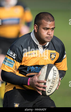 Sherborne RFC 1st XV Vs Marlborough RFC 1st XV Marlborough Player läuft mit Ball. Stockfoto