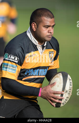 Sherborne RFC 1st XV Vs Marlborough RFC 1st XV Marlborough Player läuft mit Ball. Stockfoto