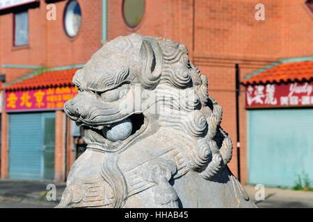 Eine Chinesische guardian Löwe in Chicagos Chinatown spiegelt die lokalen kulturellen Einfluss. Statuen von Guardian Lions. Chicago, Illinois, USA. Stockfoto
