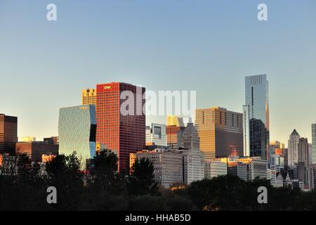 Der am späten Nachmittag Sonne reflektiert einen Teil der Skyline von Chicago über Grant Park in den späten Herbst. Chicago, Illinois, USA. Stockfoto