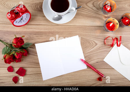 Valentinstag-Konzept mit einer weißen leeren Valentinstag-Karte, Kopie hinzuzufügen Stockfoto