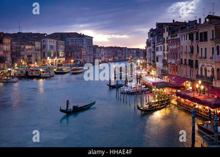 Bunter Abend über den Canal Grande und die Stadt Venedig, Veneto, Italien Stockfoto