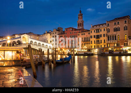 Dämmerung über die Realto-Brücke und den Canal Grande, Venedig, Veneto, Italien Stockfoto