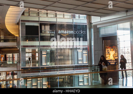 Zeichen im Time Warner Center in New York verkünden die bevorstehende Ankunft des ein Backstein und Mörtel Amazonas Buchhandlung, gesehen auf Sonntag, 15. Januar 2017.  Der 4000 qm große Store soll im Frühjahr in den Geschäften am Columbus Circle im Time Warner Center eröffnet. (© Richard B. Levine) Stockfoto