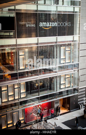 Zeichen im Time Warner Center in New York verkünden die bevorstehende Ankunft des ein Backstein und Mörtel Amazonas Buchhandlung, gesehen auf Sonntag, 15. Januar 2017.  Der 4000 qm große Store soll im Frühjahr in den Geschäften am Columbus Circle im Time Warner Center eröffnet. (© Richard B. Levine) Stockfoto