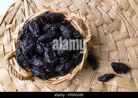 Handvoll getrocknete Pflaume Obst in eine Schüssel geben Stockfoto