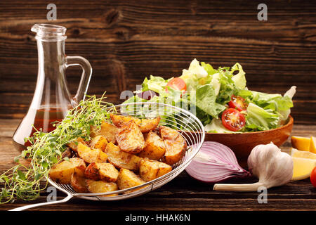 Frisch gebackene Kartoffeln mit Kräutern und Salat Stockfoto