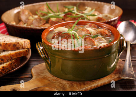 Zurek traditionelle polnische Ostern Suppe mit Weißwurst Stockfoto