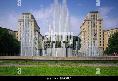 Brunnen am Strausberger Platz in Berlin friedrichshain Stockfoto