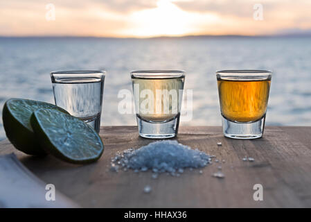 Drei Schüsse Tequila bei Sonnenuntergang am Strand, Cancun Mexiko Stockfoto