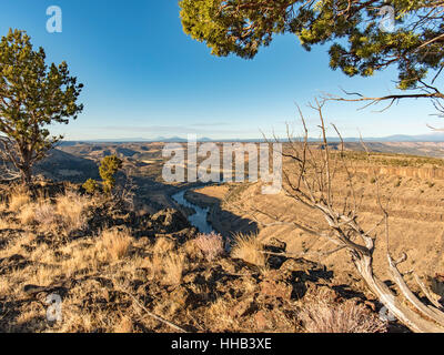 Central Oregon High Desert View des Deschutes River Canyon mit den drei Schwestern in weiter Ferne Stockfoto