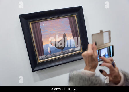 Besucher nutzt ihr Smartphone um zu fotografieren, das Gemälde Variante De La Tristesse (Variation of Sadness, 1957) von belgischen Surrealisten René Magritte auf seiner Retrospektive im Centre Pompidou in Paris, Frankreich angezeigt. Die Ausstellung mit dem Titel "Rene Magritte. Der Verrat der Bilder läuft bis 23. Januar 2017. Danach wird der überarbeiteten Version der Ausstellung in der Schirn Kunsthalle in Frankfurt Am Main, Deutschland, vom 10 Februar bis 5. Juni 2017 vorgelegt werden. Stockfoto