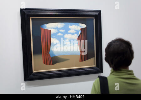 Besucher vor dem Gemälde Les Memoires d ' un Saint (Erinnerungen eines Heiligen, 1960) von belgischen Surrealisten René Magritte auf seiner Retrospektive im Centre Pompidou in Paris, Frankreich angezeigt. Die Ausstellung mit dem Titel "Rene Magritte. Der Verrat der Bilder läuft bis 23. Januar 2017. Danach wird der überarbeiteten Version der Ausstellung in der Schirn Kunsthalle in Frankfurt Am Main, Deutschland, vom 10 Februar bis 5. Juni 2017 vorgelegt werden. Stockfoto