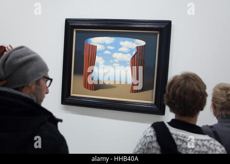 Besucher vor dem Gemälde Les Memoires d ' un Saint (Erinnerungen eines Heiligen, 1960) von belgischen Surrealisten René Magritte auf seiner Retrospektive im Centre Pompidou in Paris, Frankreich angezeigt. Die Ausstellung mit dem Titel "Rene Magritte. Der Verrat der Bilder läuft bis 23. Januar 2017. Danach wird der überarbeiteten Version der Ausstellung in der Schirn Kunsthalle in Frankfurt Am Main, Deutschland, vom 10 Februar bis 5. Juni 2017 vorgelegt werden. Stockfoto