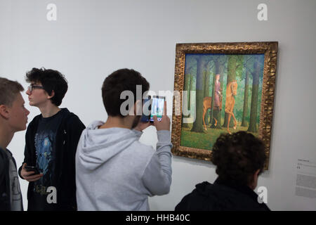 Besucher nutzt sein Smartphone um zu fotografieren, das Gemälde Le Blanc-Seing (The Blank Signature, 1965) von belgischen Surrealisten René Magritte auf seiner Retrospektive im Centre Pompidou in Paris, Frankreich angezeigt. Die Ausstellung mit dem Titel "Rene Magritte. Der Verrat der Bilder läuft bis 23. Januar 2017. Danach wird der überarbeiteten Version der Ausstellung in der Schirn Kunsthalle in Frankfurt Am Main, Deutschland, vom 10 Februar bis 5. Juni 2017 vorgelegt werden. Stockfoto