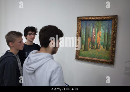 Besucher vor dem Gemälde Le Blanc-Seing (The Blank Signature, 1965) von belgischen Surrealisten René Magritte auf seiner Retrospektive im Centre Pompidou in Paris, Frankreich angezeigt. Die Ausstellung mit dem Titel "Rene Magritte. Der Verrat der Bilder läuft bis 23. Januar 2017. Danach wird der überarbeiteten Version der Ausstellung in der Schirn Kunsthalle in Frankfurt Am Main, Deutschland, vom 10 Februar bis 5. Juni 2017 vorgelegt werden. Stockfoto