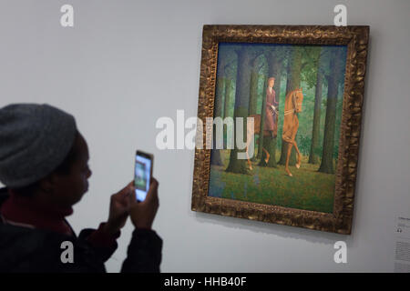 Besucher nutzt sein Smartphone um zu fotografieren, das Gemälde Le Blanc-Seing (The Blank Signature, 1965) von belgischen Surrealisten René Magritte auf seiner Retrospektive im Centre Pompidou in Paris, Frankreich angezeigt. Die Ausstellung mit dem Titel "Rene Magritte. Der Verrat der Bilder läuft bis 23. Januar 2017. Danach wird der überarbeiteten Version der Ausstellung in der Schirn Kunsthalle in Frankfurt Am Main, Deutschland, vom 10 Februar bis 5. Juni 2017 vorgelegt werden. Stockfoto