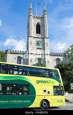 Greenline-Sightseeing-Bus von St. Johannes der Täufer Pfarrkirche, High Street, Windsor, Berkshire, England, Vereinigtes Königreich Stockfoto