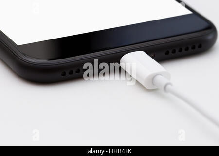 Close-up Telefon selektiven Fokus auf USB-Kabel verbinden Stockfoto