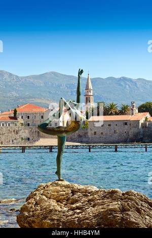 Tanzende Mädchen Statue - eine attraktive Skulptur und beliebtes Fotomotiv für Touristen auf Grund des alten Stadt Budva, Montenegro, Europa Stockfoto