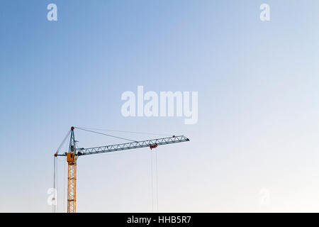 Gelbe Schwerlast Industrie Bau Turmdrehkran gegen blauen Himmel mit Textfreiraum Stockfoto