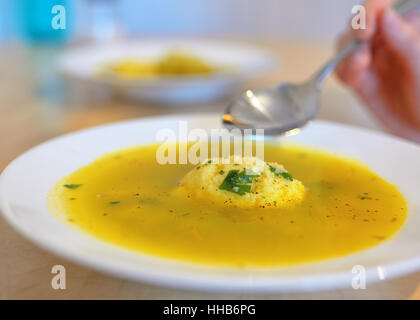 Suppe mit Knödeln auf Tisch Stockfoto