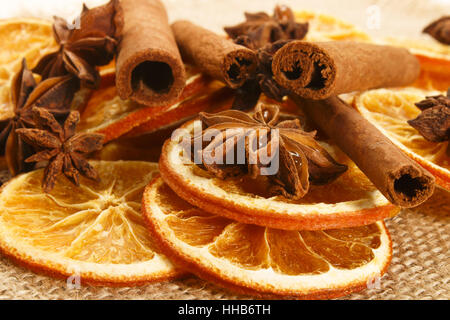 getrocknete Orangenscheiben mit Anis und Zimt-Sticks auf braunen jute Stockfoto