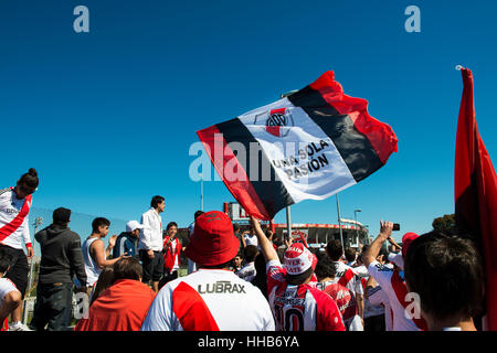 Buenos Aires, Argentinien - 6. Oktober 2013: River-Plate-Fans singen und tanzen während des Wartens auf die Stadion-Türen zu öffnen. Stockfoto