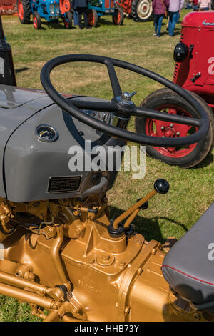 Fahrposition von einem restaurierten Oldtimer-Traktor Ferguson 35. Stockfoto