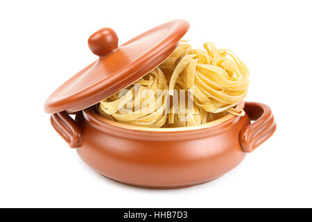 Spaghetti in einem Tontopf isoliert auf weißem Hintergrund Stockfoto