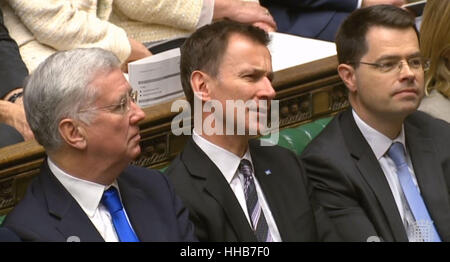 (links nach rechts) Verteidigung-Minister Sir Michael Fallon, Gesundheitsminister Jeremy Hunt und Nordirland Sekretärin James Brokenshire während des Premierministers Fragen in das House Of Commons in London. Stockfoto