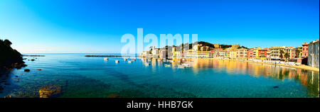 Sestri Levante stille Bucht oder Baia del Silenzio Meer, Hafen und Strand Panorama am Morgen. Ligurien, Italien. Stockfoto