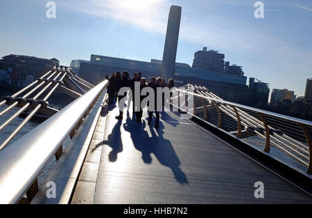 Menschen auf die Millennium Bridge mit Blick auf die Tate modern, London, england Stockfoto