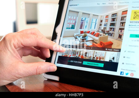 Online-Immobilien-Suche mit Tablet-PC Stockfoto