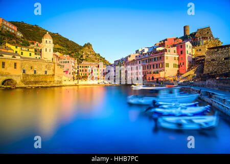 Vernazza Dorf, Kirche, Boote und Meer Hafen bei Sonnenuntergang, Seelandschaft in Cinque Terre Nationalpark Cinque Terre, Ligurien Italien Europa. Langzeitbelichtung. Stockfoto