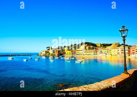 Sestri Levante stille Bucht oder Baia del Silenzio Meer Hafen, Straßenlaterne und Strand Blick auf morgen. Ligurien, Italien. Stockfoto