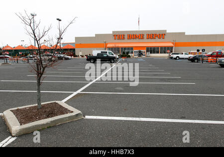 Home Depot Store und Parkplatz davor. Stockfoto